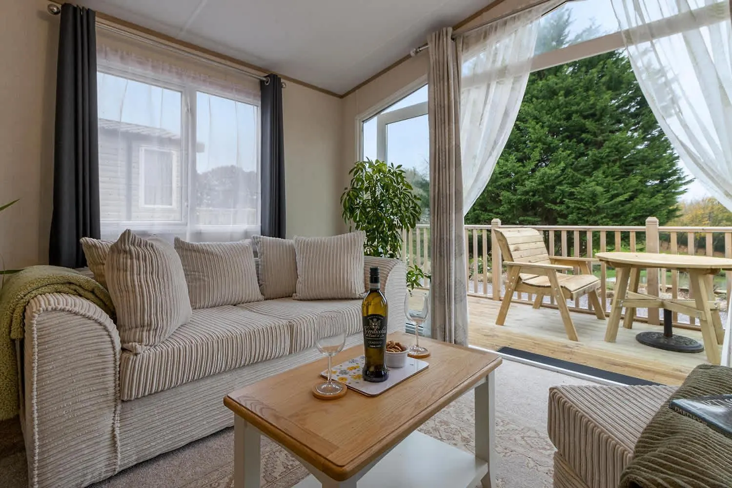 Lake View Holiday Home - Fishing Lakes, Heated Outdoor Swimming Pool 500Yrds Exeter