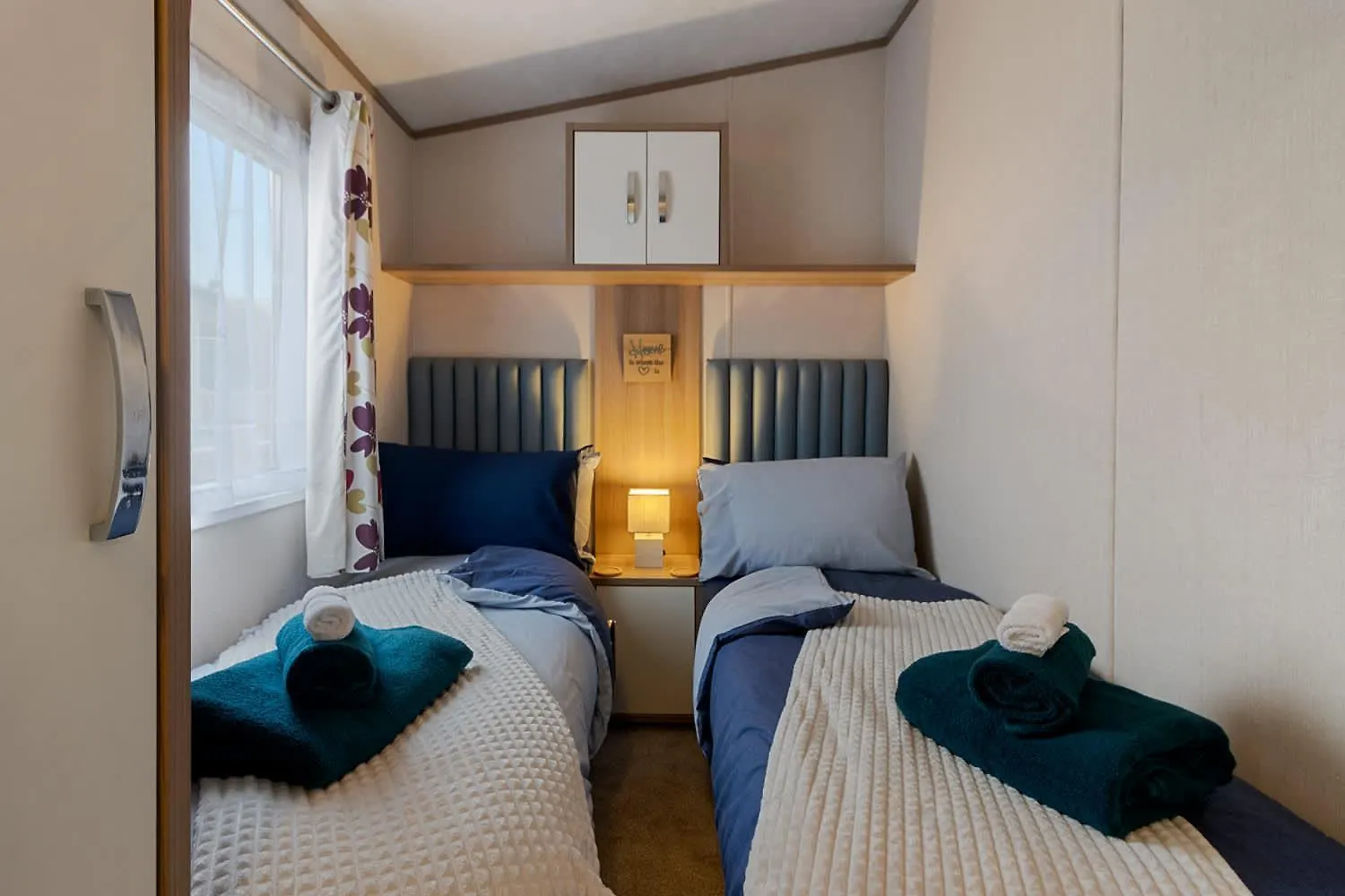 Dağ evi Lake View Holiday Home - Fishing Lakes, Heated Outdoor Swimming Pool 500Yrds Exeter