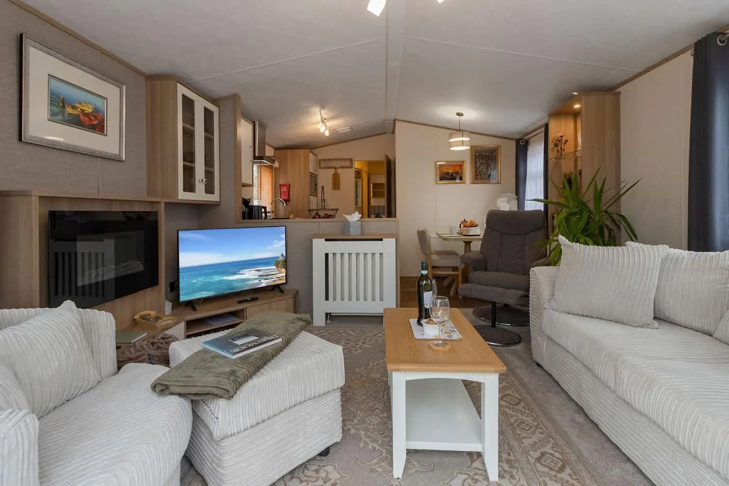 Lake View Holiday Home - Fishing Lakes, Heated Outdoor Swimming Pool 500Yrds Exeter