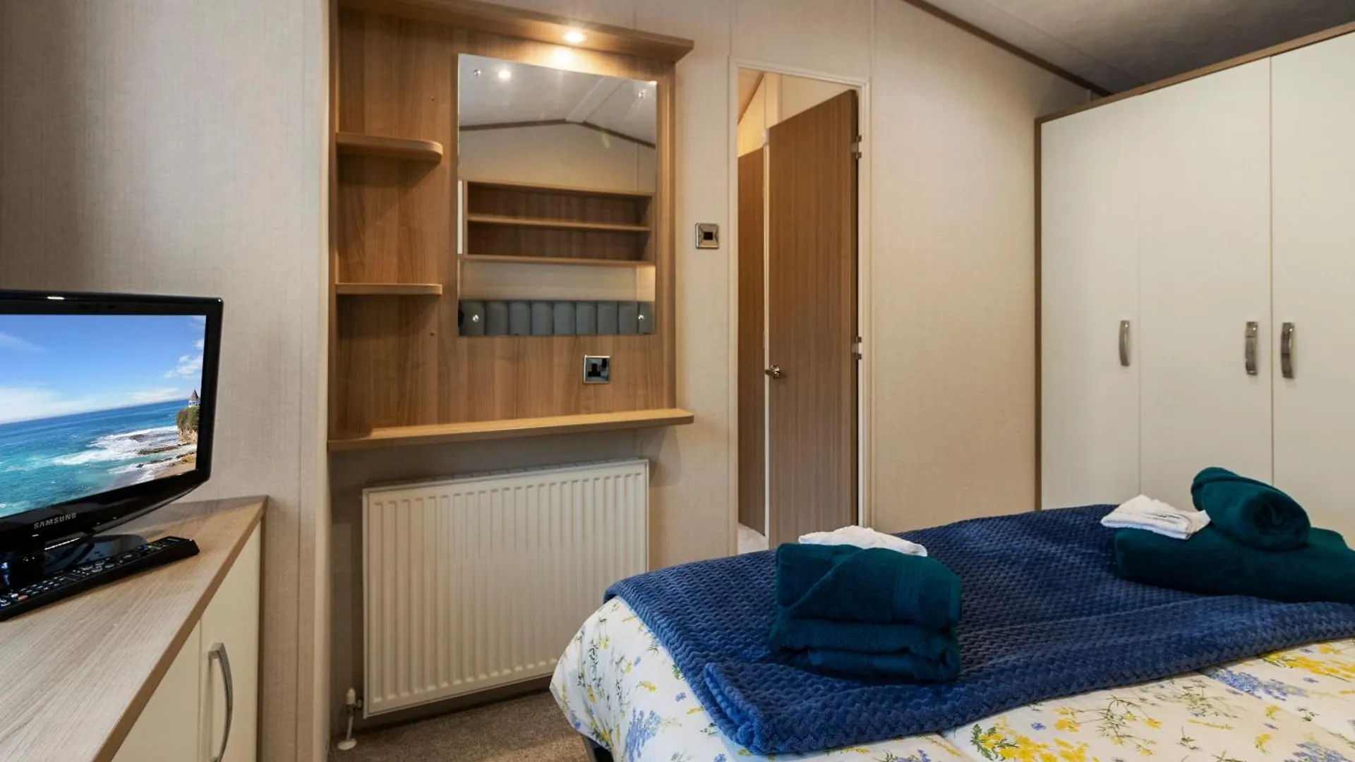Dağ evi Lake View Holiday Home - Fishing Lakes, Heated Outdoor Swimming Pool 500Yrds Exeter